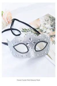 Nahaufnahme Detail der silbernen Glitzer Maskerade Maske mit Strass und schwarzen Bändern.