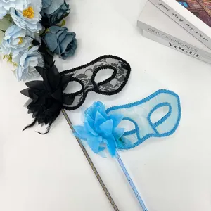 Masque de bal en dentelle avec fleur latérale, élégant accessoire pour fête et soirée.
