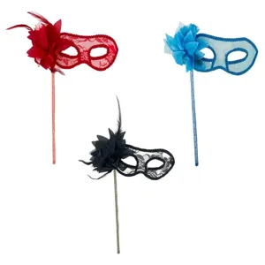 Masque de mascarade en dentelle portable avec fleur de plume pour bal costumé de fête.