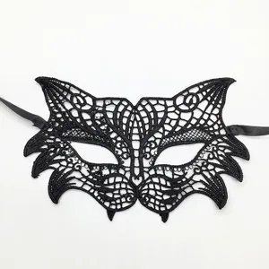 Detailaufnahme der exklusiven schwarzen Spitzenmaske mit filigraner Musterauswahl.