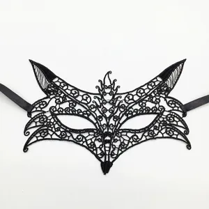 Detaillierte Nahaufnahme einer schwarzen Spitzen Maske für Maskenball Halloween und Party.