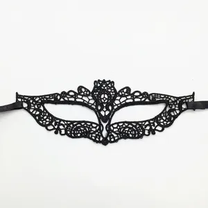Schwarze Spitzenmaske Detailansicht mit filigranen Blumenmustern und weichen Baendern.