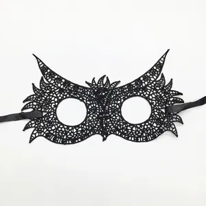 Detailansicht der schwarzen Spitzenmaske für Maskerade mit filzigem Muster und Haltebändern.