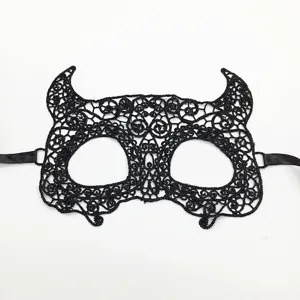 Detailaufnahme der schwarzen Spitzenmaske mit filigranem Blumenmuster für Kostümpartys.