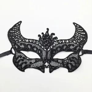 Schwarze Spitzen Maske mit filigranen Mustern und bequemen Bändern für Kostüm Partys.