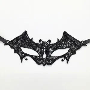 Nahaufnahme Detail der schwarzen Spitzen Fledermaus Maske mit Satinband, ideale Party Requisite.