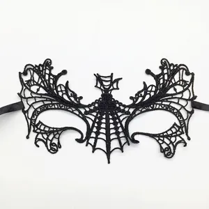 Schwarze Spitzenmaske im gotischen Spinnweb-Design fuer Kostümpartys und Halloween.