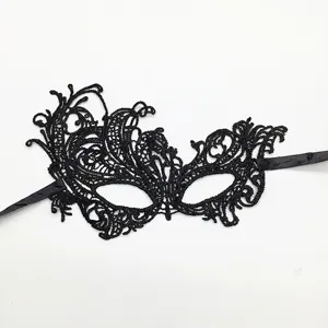 Nahaufnahme der schwarzen Spitzenmaske mit filigranen Blumenmustern für Maskeraden und Partys.