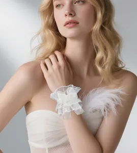 Polsino Lolita in pizzo bianco con fiocco e perla, accessorio bracciale in rete dolce.