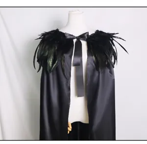 Mantello di piume nere con fiocco in raso, ideale per costumi gotici di Halloween e feste.
