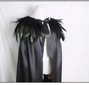 Mantella piuma nera stile gotico vista dettagliata per costume festa Halloween cosplay wear