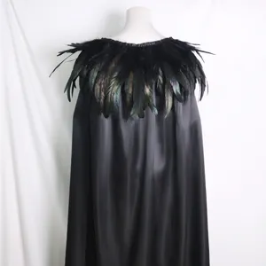 Mantello con piume nere stile gotico per costume cosplay di Halloween, regina misteriosa.
