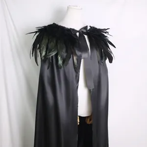 Mantella nera in piume gotica per cosplay di Halloween, costume da strega e sfilata regina.
