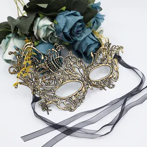 Gouden kanten feniks masker met zwarte linten, perfect voor feestjes en speciale optredens.