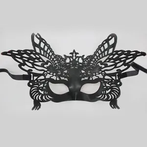 Vue détaillée du masque de mascarade en dentelle noire, idéal pour Halloween et soirées costumées.