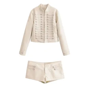 Ensemble veste militaire et short en similicuir crème, tenue élégante vue détaillée.