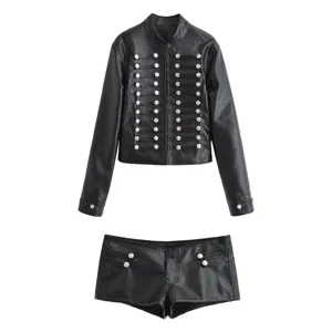Ensemble veste et short militaire en similicuir noir pour femme avec boutons argentés.