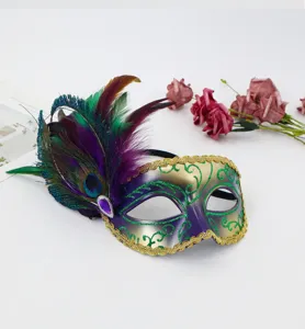 Primo piano delle squisite piume di pavone e dei dettagli della maschera oro viola.