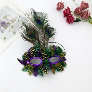 Maschera di carnevale in piume di pavone con paillettes scintillanti per feste.