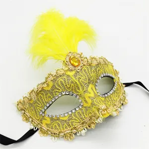 Exquisita máscara de mascarada amarilla con plumas vibrantes, encaje y diamantes brillantes.