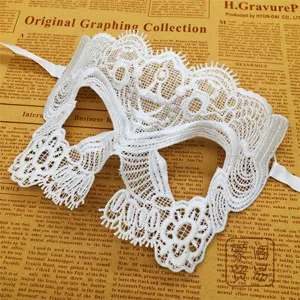 Weisse spitze maske fuer maskenball, hohles blumen design halloween kostuem party zubehoer.