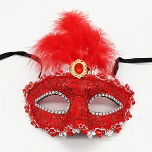 Exquisita máscara de plumas rojas con encaje y diamantes para fiestas y disfraces de gala.