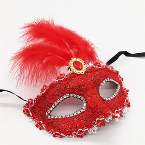 Primer plano de máscara roja de plumas, encaje delicado y pedrería brillante detallada.