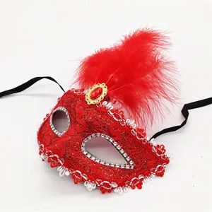 Detalle de primer plano de máscara de encaje rojo con plumas vibrantes y pedrería brillante.