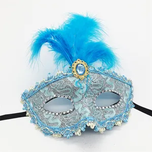 Detalle de la máscara de mascarada de plumas azules con encaje plateado, estrás y gema.