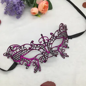 Prachtig detail venetiaans masker van paarse kant, mooi vlinderontwerp voor feestjes.