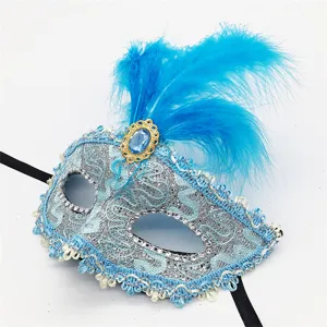 Máscara de encaje azul decorada con plumas vibrantes y elegante detalle de cristal para fiesta.