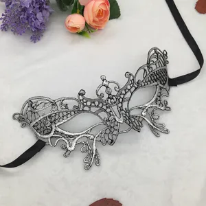 Zilveren kanten maskerademasker met zwarte linten voor Halloween feest, bal en evenementen.