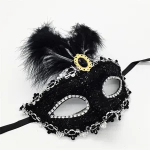 Exquisita máscara de mascarada negra con plumas, diamantes de imitación y encaje fiesta.