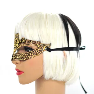 Exquisites Goldfolien-Spitzen-Maskenball-Detail, sexy Katzen-Augenmaske für Party, Halloween.