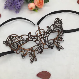 Gedetailleerd aanzicht van het bronzen kantmasker, delicaat ajour borduurwerk voor feest.