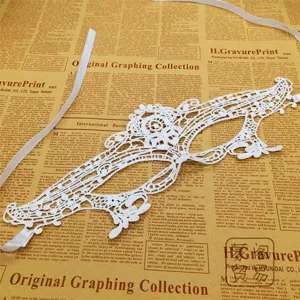Detailaufnahme der weißen Spitzenmaske mit Bändern, ideal für Vintage-Maskenball Requisiten.