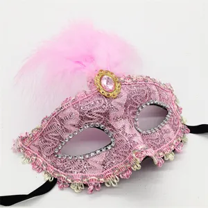 Máscara de mascarada de encaje rosa con pluma y diamantes, ideal para fiesta, baile y eventos.