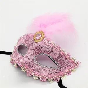 Detalle en primer plano de la máscara de encaje rosa con plumas y pedrería brillante.