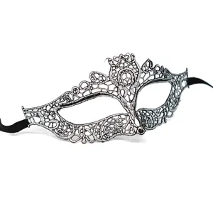 Detailaufnahme der schwarzen Spitzen-Maske mit filigranem Muster für Halloween und Partys.