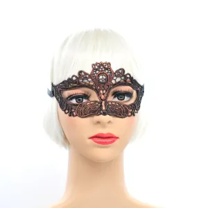 Detailansicht der bronzenen Spitzen-Maskerade-Augenmaske, elegantes Katzen-Design für Partys.
