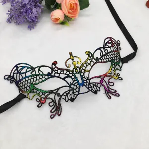Kleurrijk kanten masquerade masker met mooi vlinderontwerp en zwart lint voor Halloween feest.