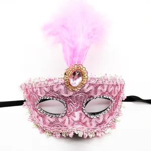 Máscara de encaje rosa para fiesta de disfraces festivas con pluma y brillantes.