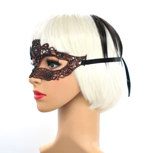 Nahaufnahme der bronzefarbenen Spitzenmaske mit schwarzem Band fuer glamouroese Kostuempartys.