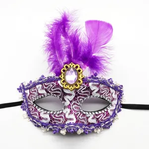 Exquisita mascara de mascarada purpura con plumas y encaje para fiestas y eventos de baile