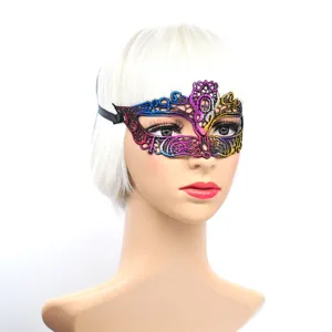 Nahaufnahme der farbenfrohen Spitzengesichtsmaske mit filigranem und edlem Lochmuster.