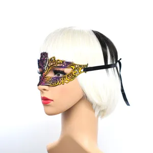 Detailaufnahme einer goldenen Spitzenmaske mit Bändern für Maskenball und Party!