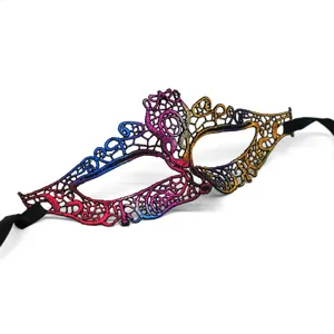 Nahaufnahme der farbenfrohen Spitzenmaske mit schwarzen Bändern für Party und Maskerade.