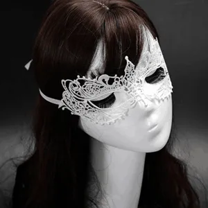 Detailansicht einer sexy weißen Spitzen-Maske für Halloween und Maskenball Feiern.