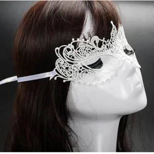Weißer Spitzen Maskerade Maske Detailansicht, ideal für Halloween Party und Cosplay.