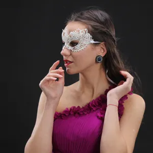 Weiße Spitzen-Maskerade-Maske für Frauen, ideal für Halloween-Party, Kostümball und Feste.